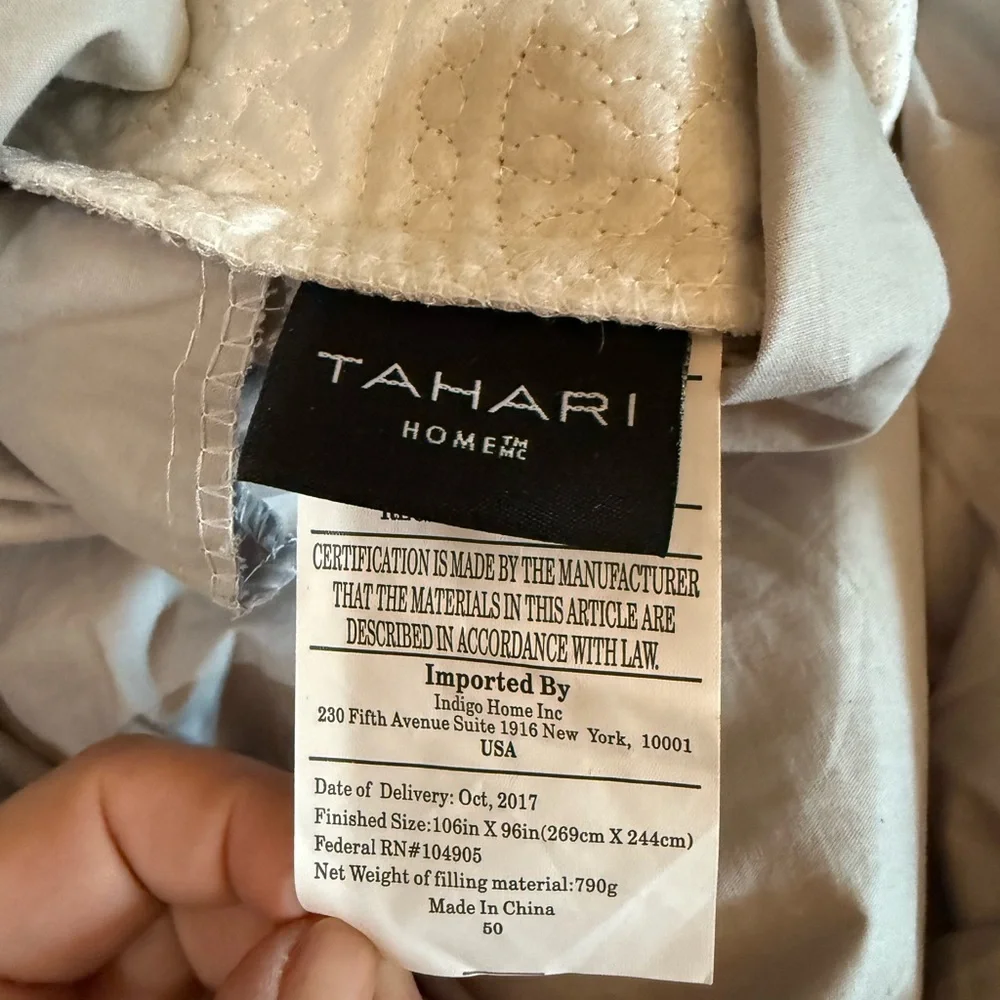 New! TAHARI HOME Velvet Silver Grey Embossed Medallion King Duvet Cover